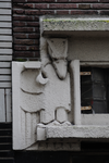904557 Afbeelding van een stenen ornament in de vorm van een vogel in de voorgevel van het pand Van Sijpesteijnkade ...